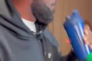 詹姆斯赛后谈对战凯尔特人失利原因，正在努力寻找配合节奏并磨合